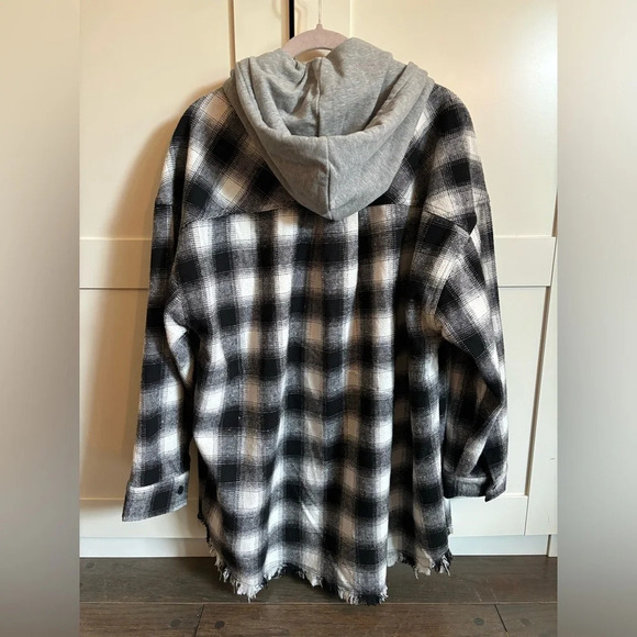 Altar'd State Plaid Hooded Jacket Shacket Size Large Cozy Comfy Outdoor - Picture 2 of 4